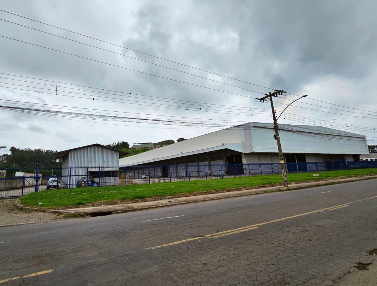 Galpão que abriga a base logística da iniciativa PELO BEM DE JF.